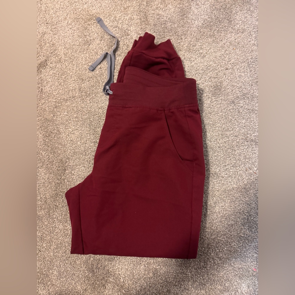 Figs Zamora Jogger. Size Medium. Burgundy.